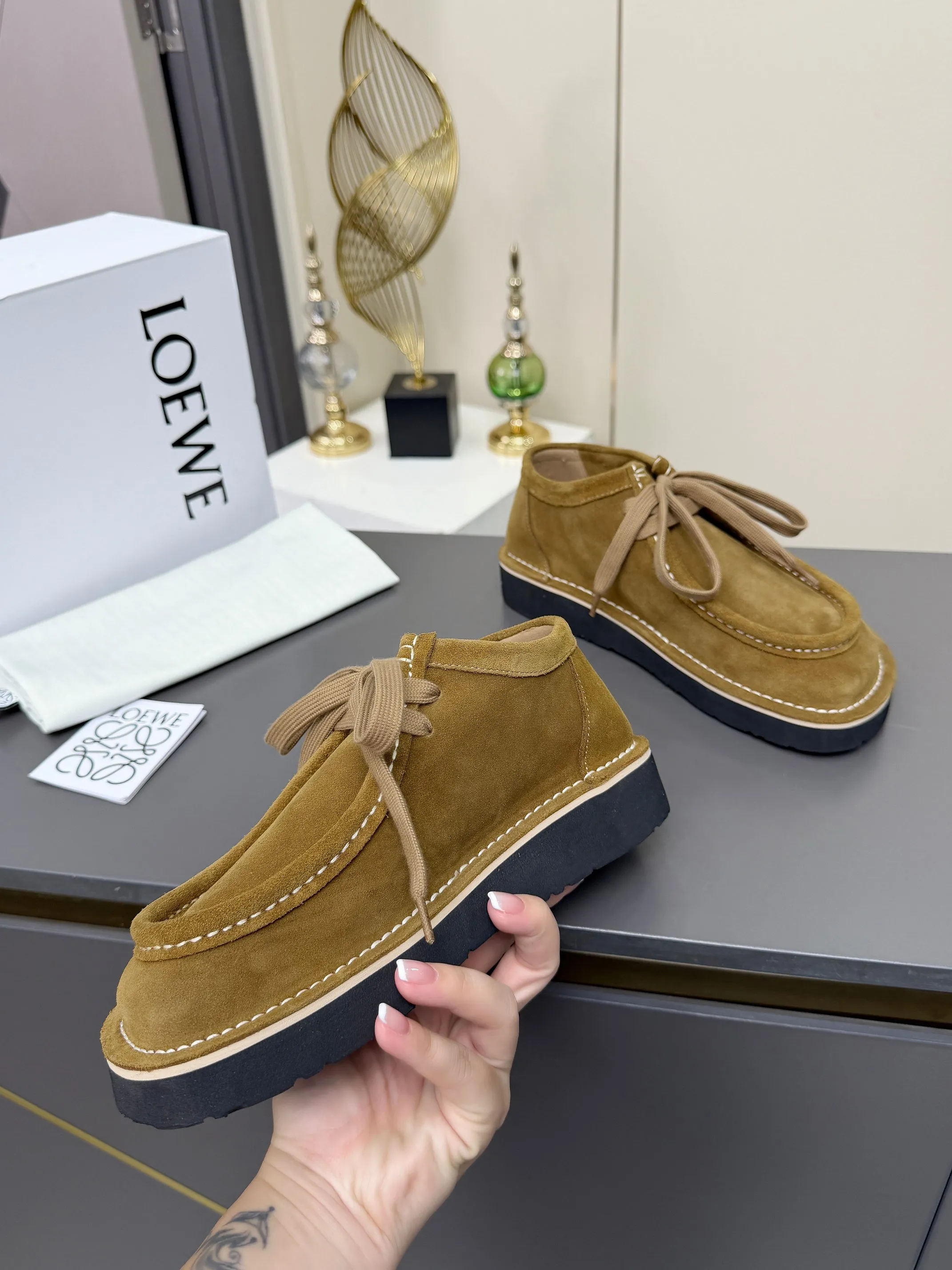 👟👟Ex-factory price 560👟👟 LOEWE·Loewe's latest kangaroo shoes, split cow leather, suede cow leather, thick-soled lace-up casual shoes, lace-up retro British style, from design to texture, allowing you to easily have a high-end luxury wearing experience. The upper is made of imported high-mercerized smooth cow suede. The delicate texture has a natural velvet-like sheen. Every inch exudes low-key sophistication. It is matched with the light-feeling EVA foam outsole. The 3-centimeter heel height is just right. It not only quietly elongates the body shape, but also brings the comfort of walking on the ground! The original version was purchased and developed, and the details are well handled. It is worth owning. It has a unique fashionable and trend-leading style. It is highly recommended to stock up. The shoe style is great, the leather is soft and comfortable, very comfortable on the feet and easy to match. ✦Fabric: imported high mercerized cowhide ✦Lining: no lining ✦Outsole: original EVA foam outsole ✦Number of sizes: women's size: 35#-40# (TT)